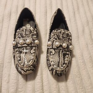 Karl Lagerfeld Pearl-Embellished Snakeskin Loafers - Black & White